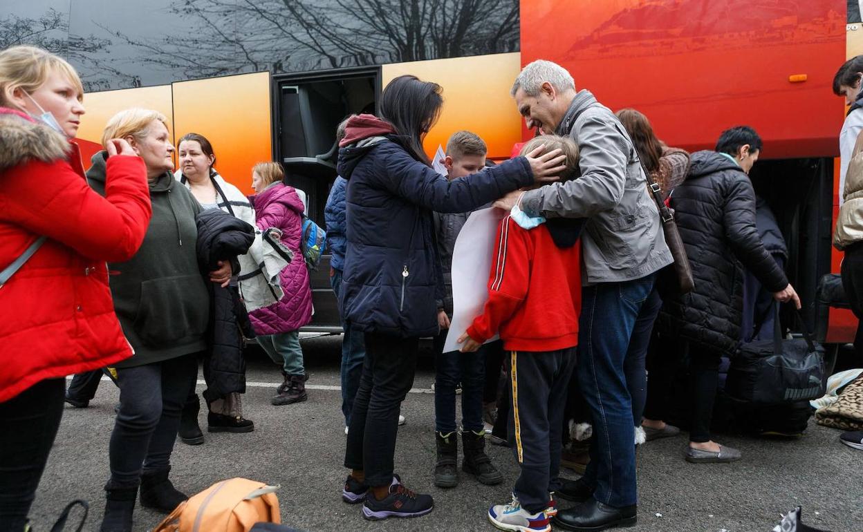 Un autobús de refugiados ucranianos llega a Irun. 