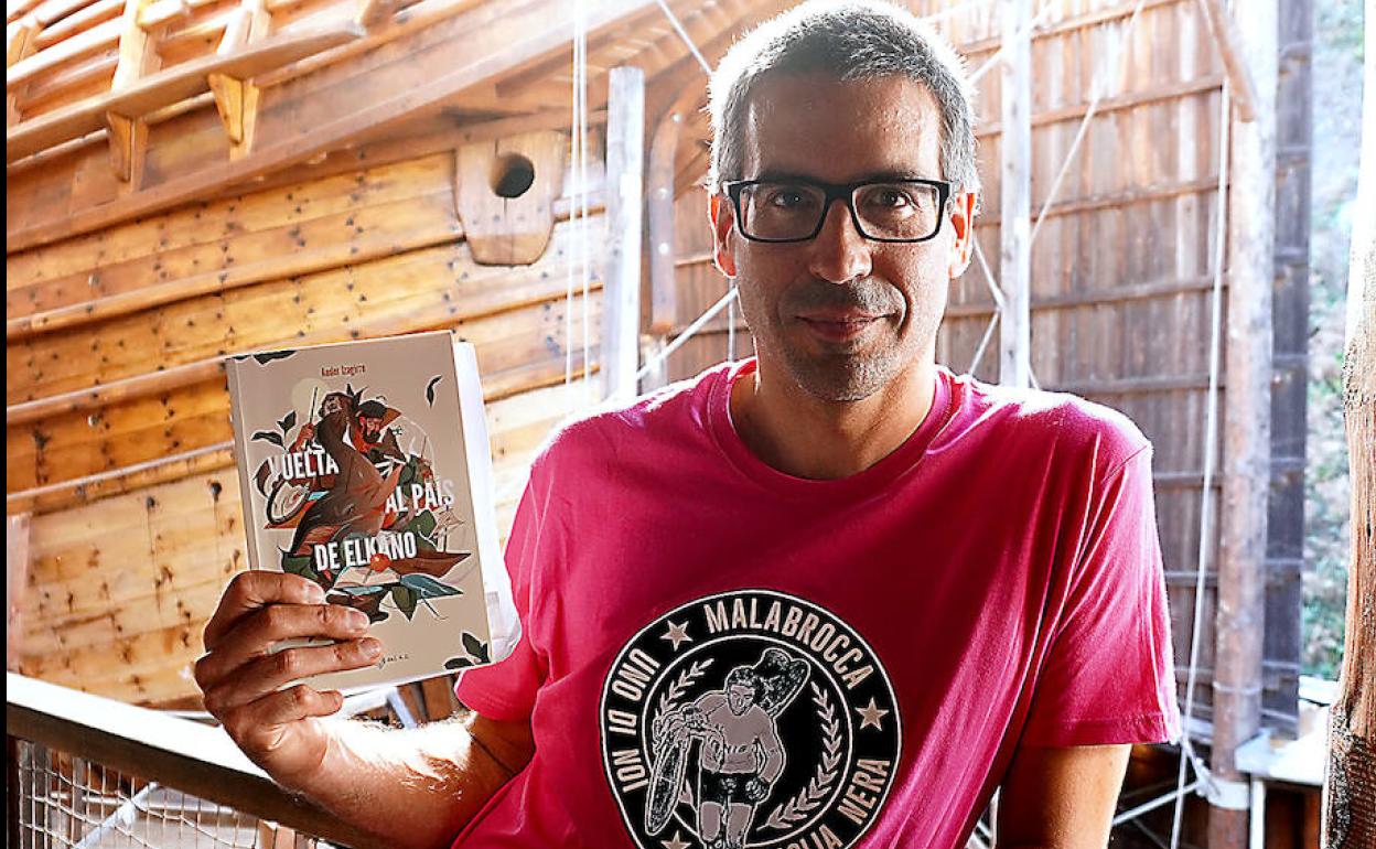 Ander Izagirre con su nuevo libro