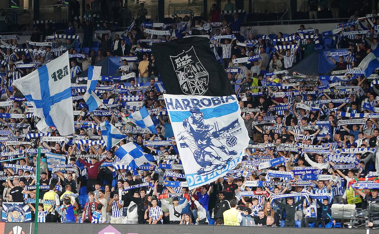 La grada del Reale Arena anima al equipo en un partido reciente.