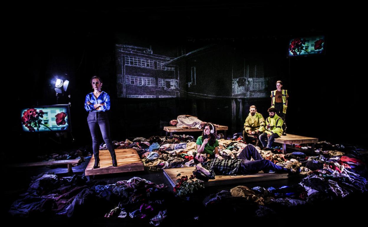 Zaborarren sinbolo den arropak estaltzen du zazpi aktorek 20 bat rol jokatzen dituzten oholtza.