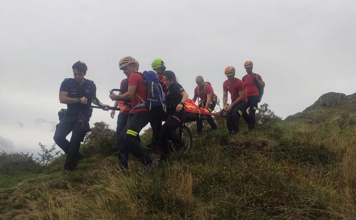 Los equipos de rescate trasladan al hombre.