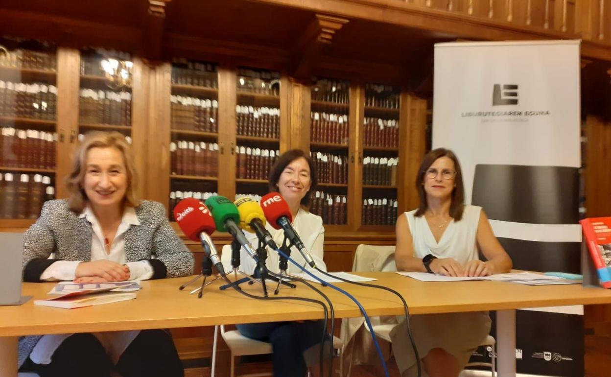 Arantxa Urkia, Susana Araiz y Arantza Mariskal, en el vídeo de presentación del Día de las Bibliotecas. 
