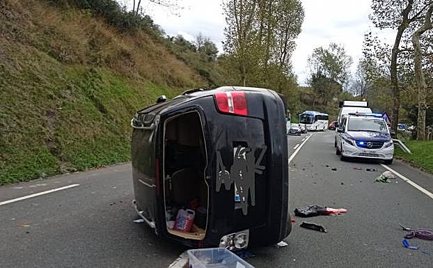 El vehículo, volcado en mitad de la vía.