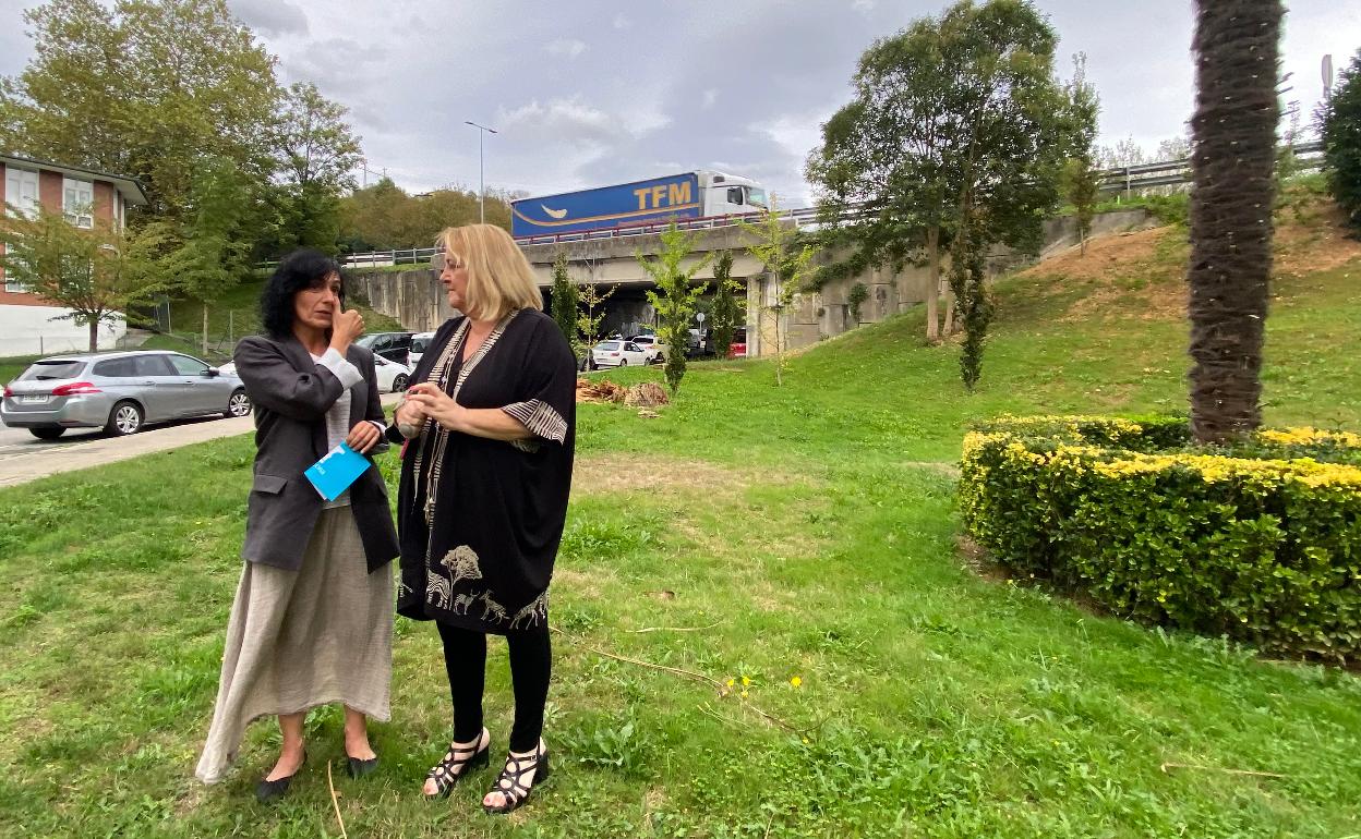 La alcaldesa de Tolosa, Olatz Peon, y la diputada de Infraestructuras Viarias, Aintzane Oiarbide, esta mañana en Tolosa. 