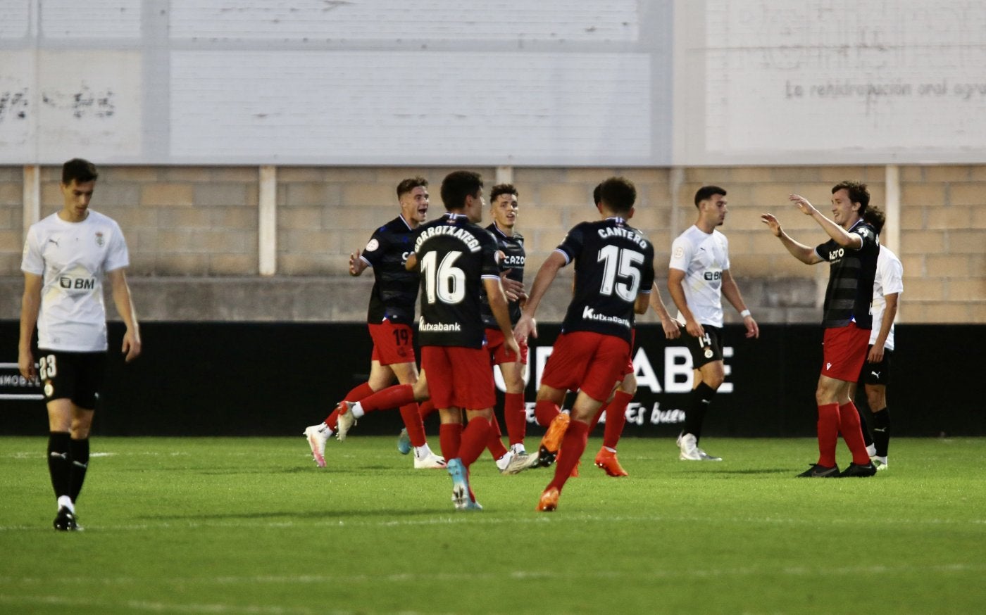 Los futbolistas del Sanse acuden a felicitar a Magunazelaia tras el gol. 