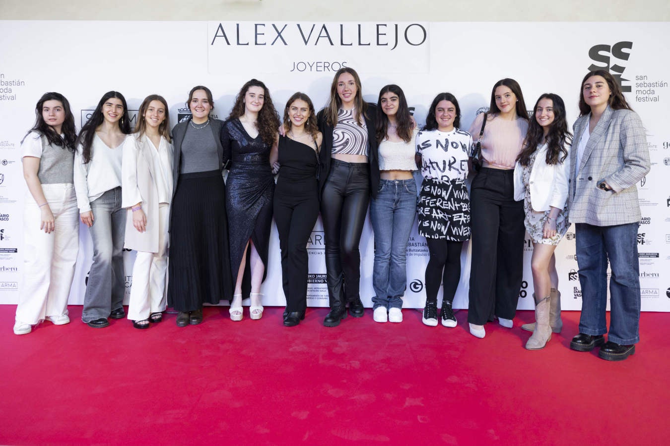 Fotos: Vallejo Joyeros presenta su colección al ritmo de Verdini Dantza Taldea