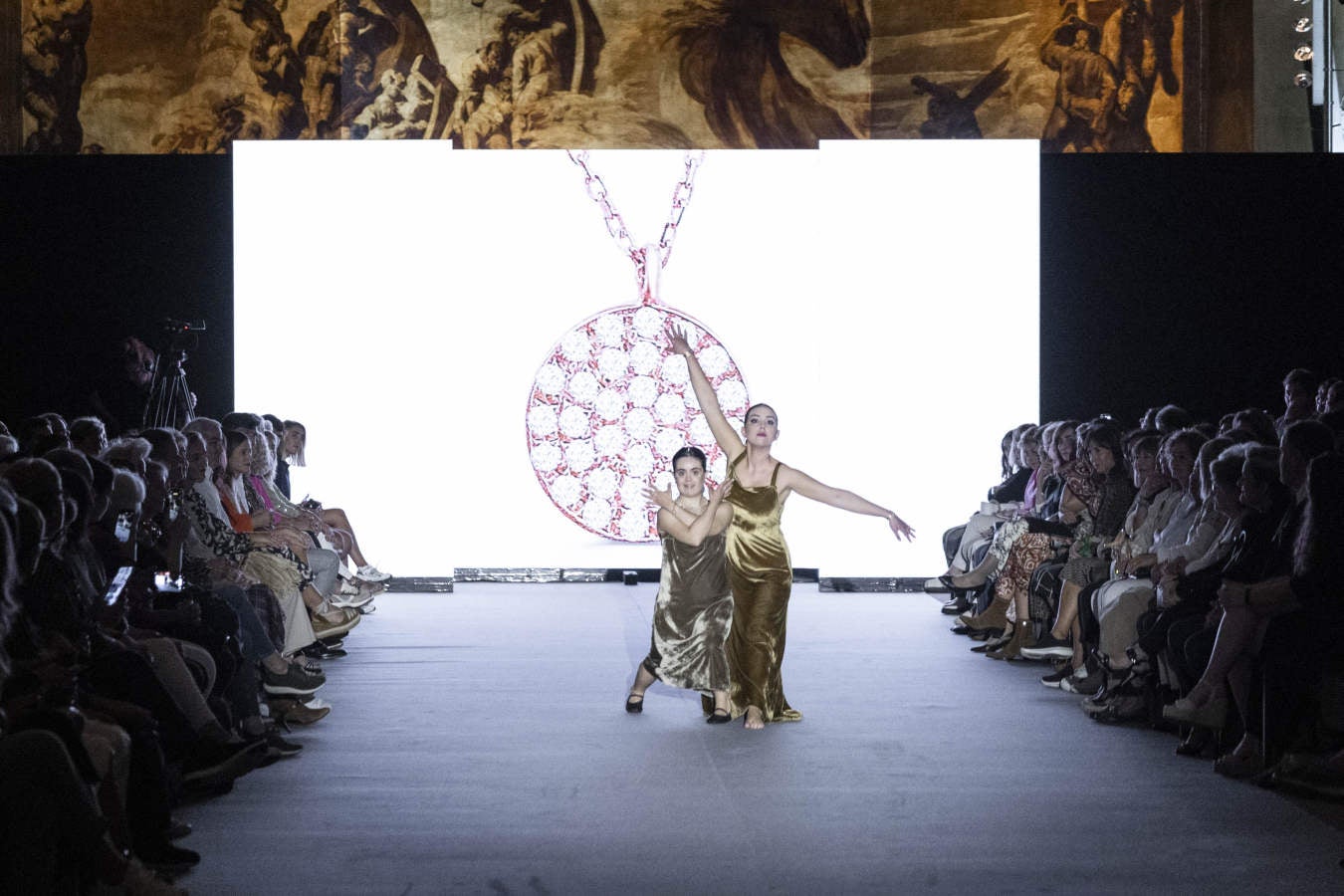 Fotos: Vallejo Joyeros presenta su colección al ritmo de Verdini Dantza Taldea