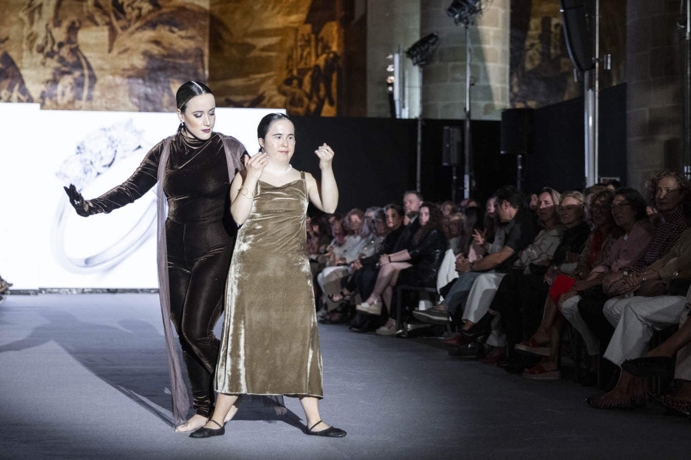 Fotos: Vallejo Joyeros presenta su colección al ritmo de Verdini Dantza Taldea