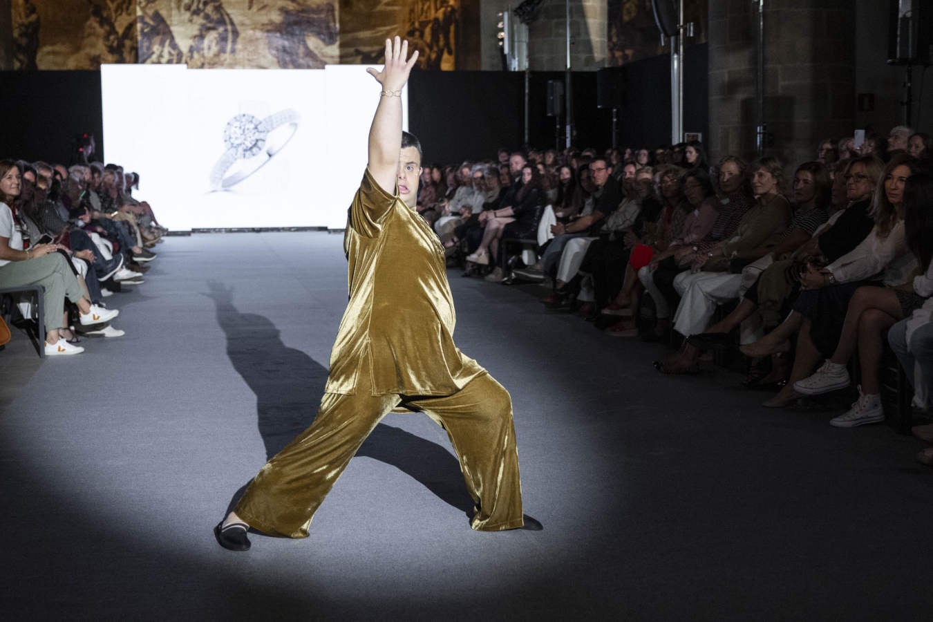 Fotos: Vallejo Joyeros presenta su colección al ritmo de Verdini Dantza Taldea