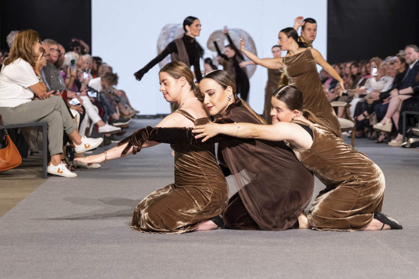 Fotos: Vallejo Joyeros presenta su colección al ritmo de Verdini Dantza Taldea