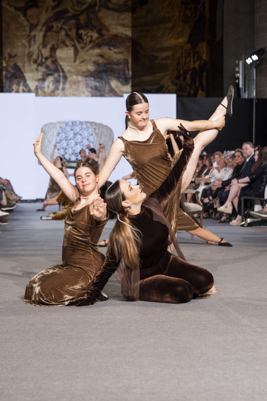 Fotos: Vallejo Joyeros presenta su colección al ritmo de Verdini Dantza Taldea