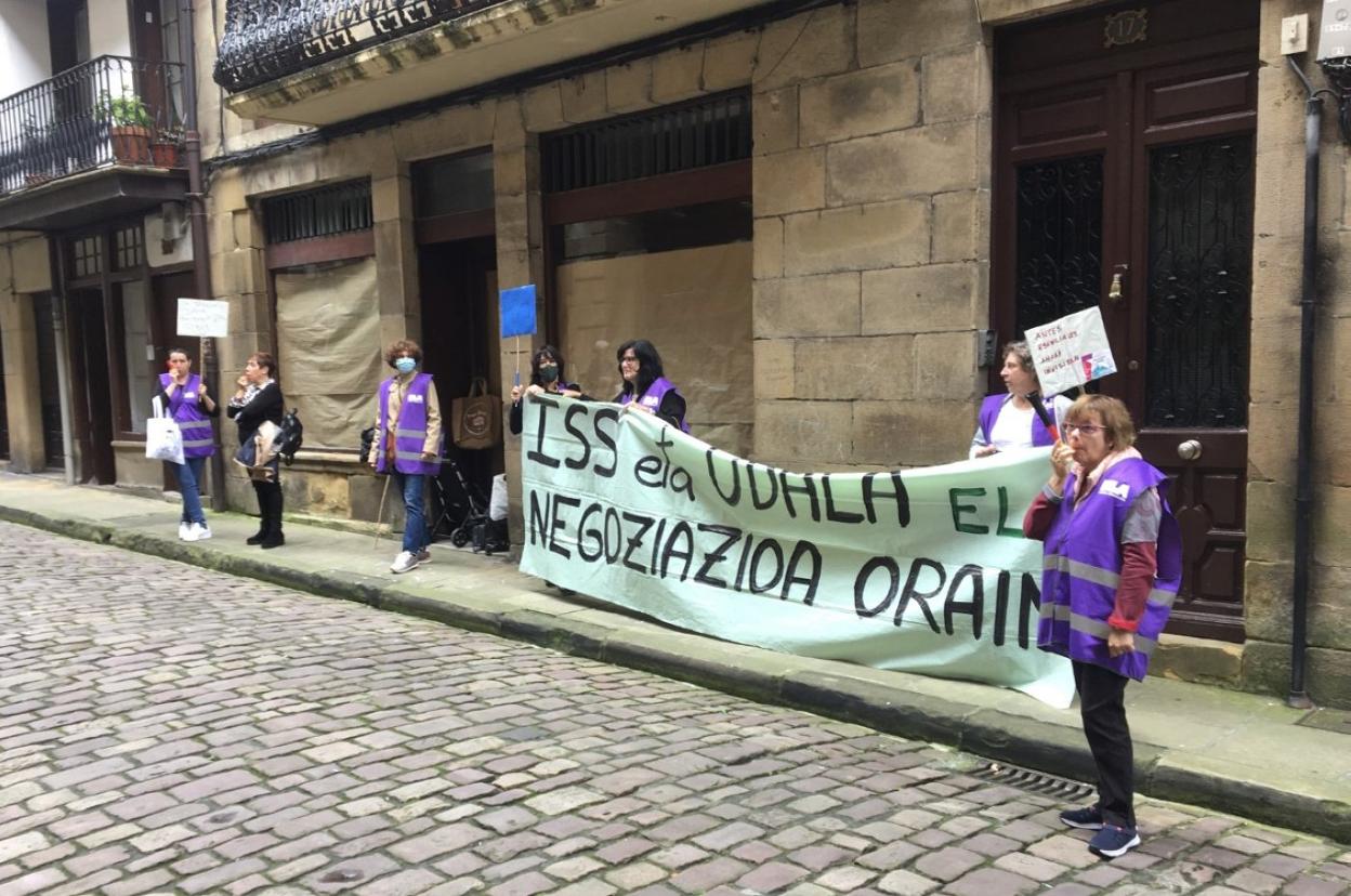 Protesta de las trabajadoras de la limpieza frente al Ayuntamiento. 