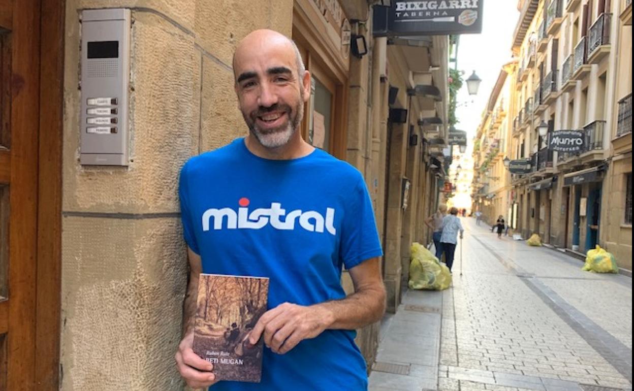 Ruben Ruiz gasteiztarrak irakasle gisa ezagutu ditu eleberrian agertzen diren Nafarroa Iparraldeko parajeak.