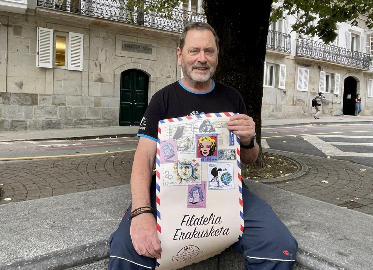 Luis Maiztegi, presidente y alma máter de Ceca con el cartel de la exposición que se inaugura mañana. 