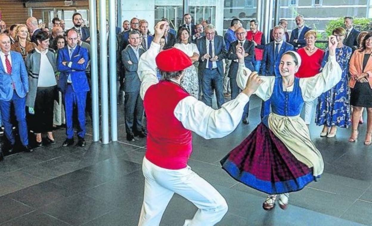 La danza y la música amenizaron la celebración.