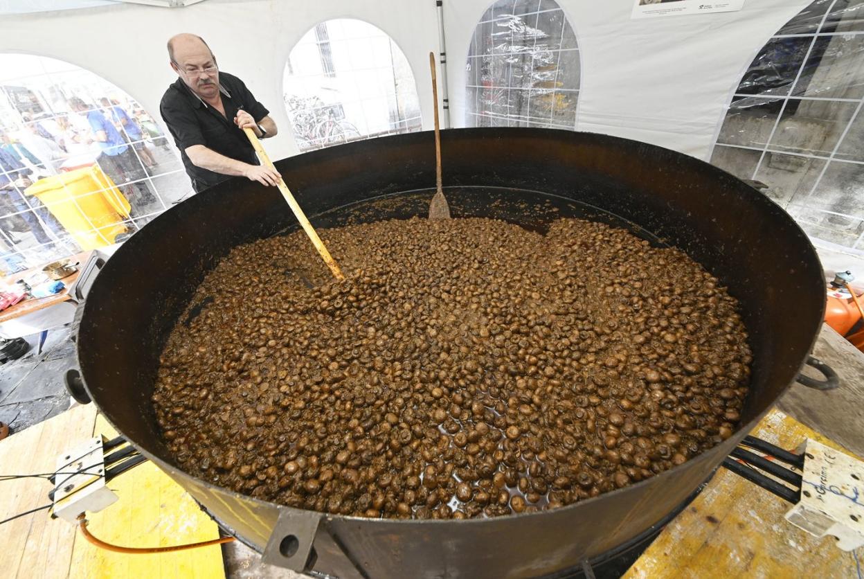 El Casino preparó 350 kilos de champiñones en salsa batiendo un nuevo récord. 