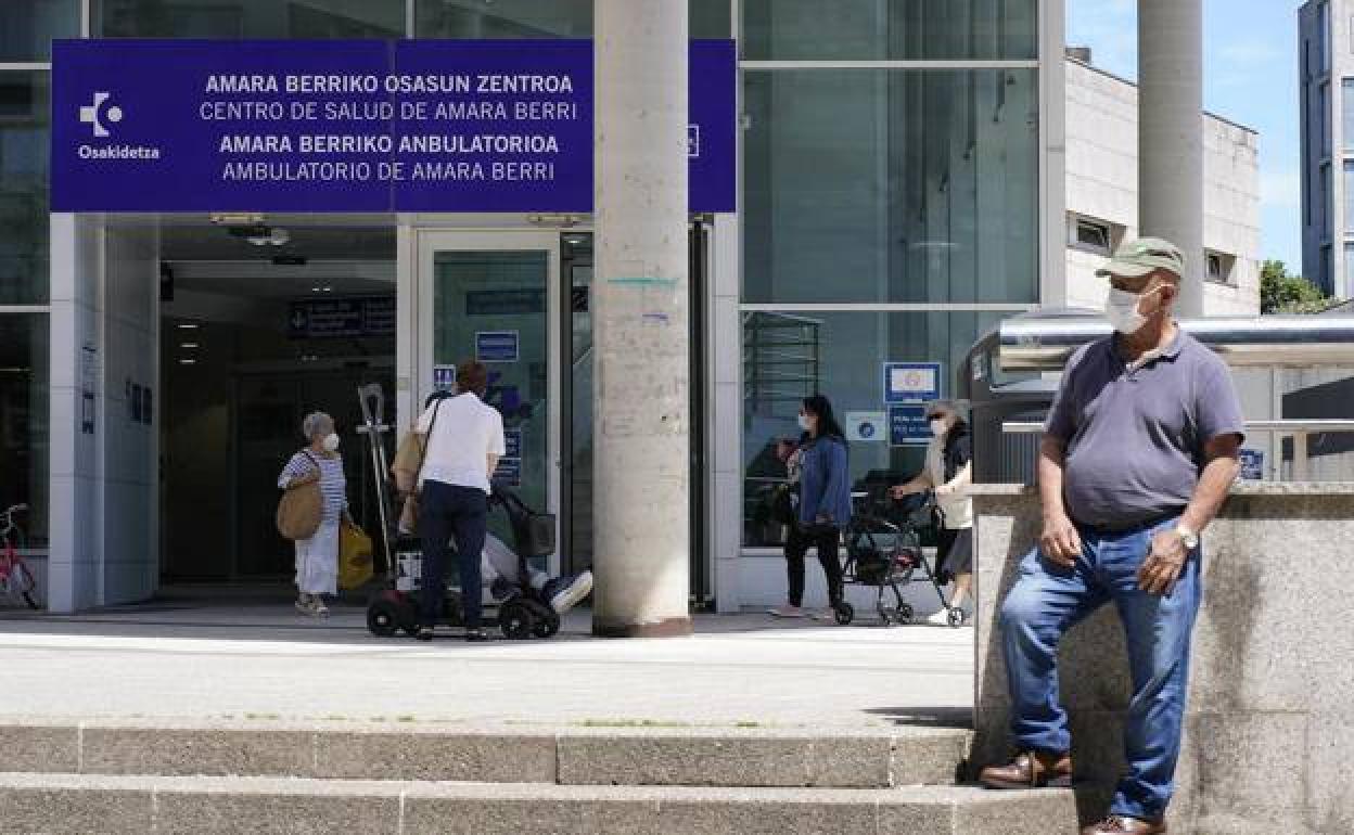 Pacientes esperando a las puertas del centro de salud de Amara Berri.