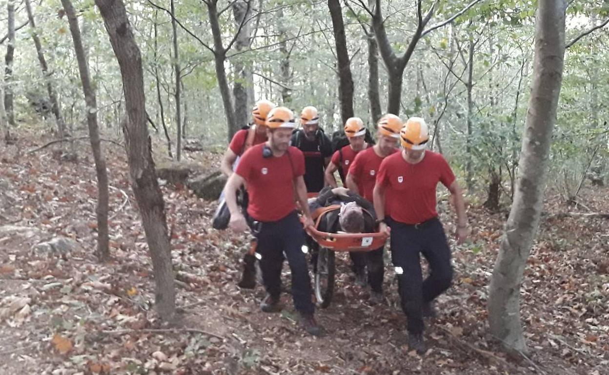 Efectivos de emergencia trasladan al cazador herido.