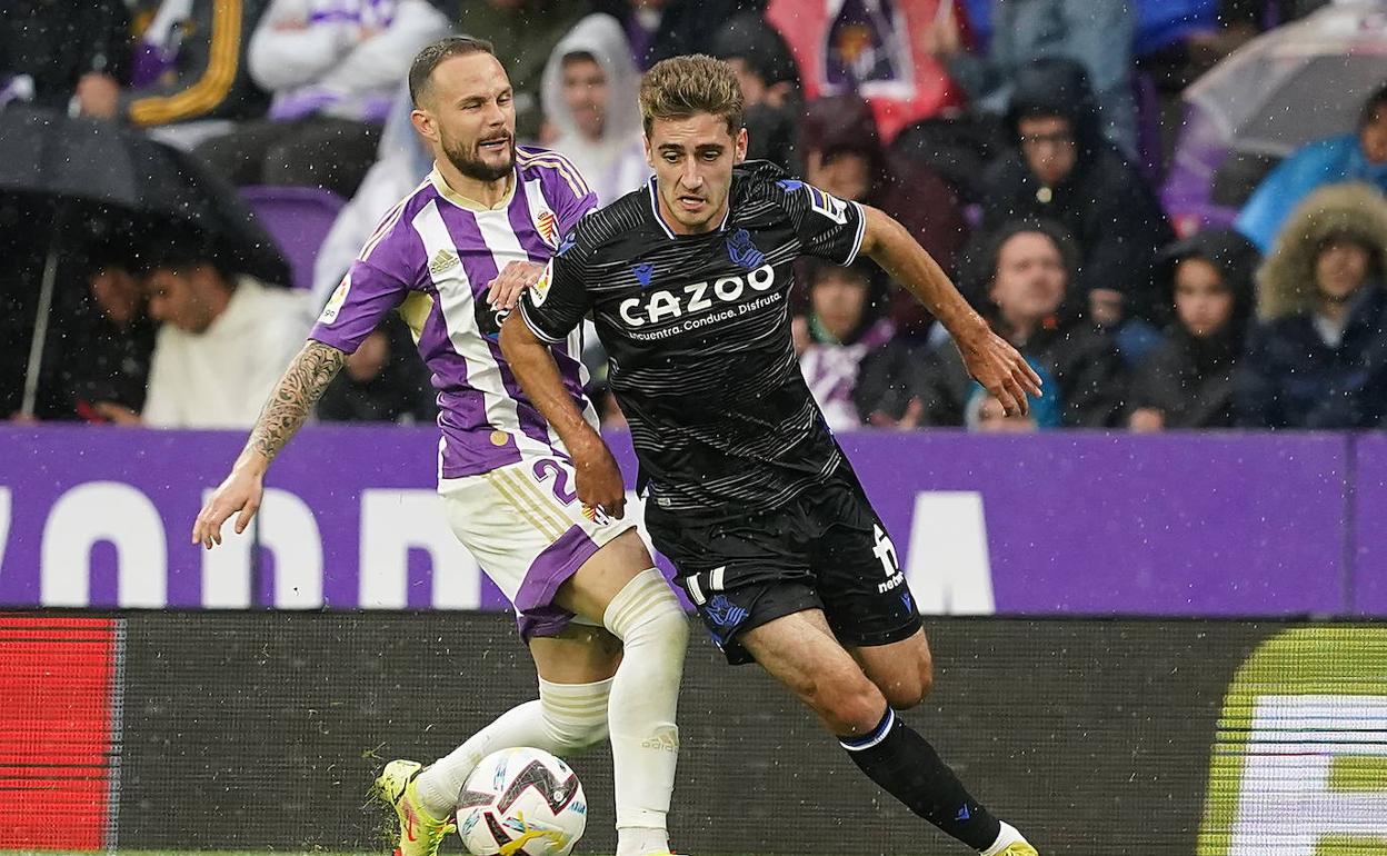 Navarro disputa un balón en el José Zorrilla. 