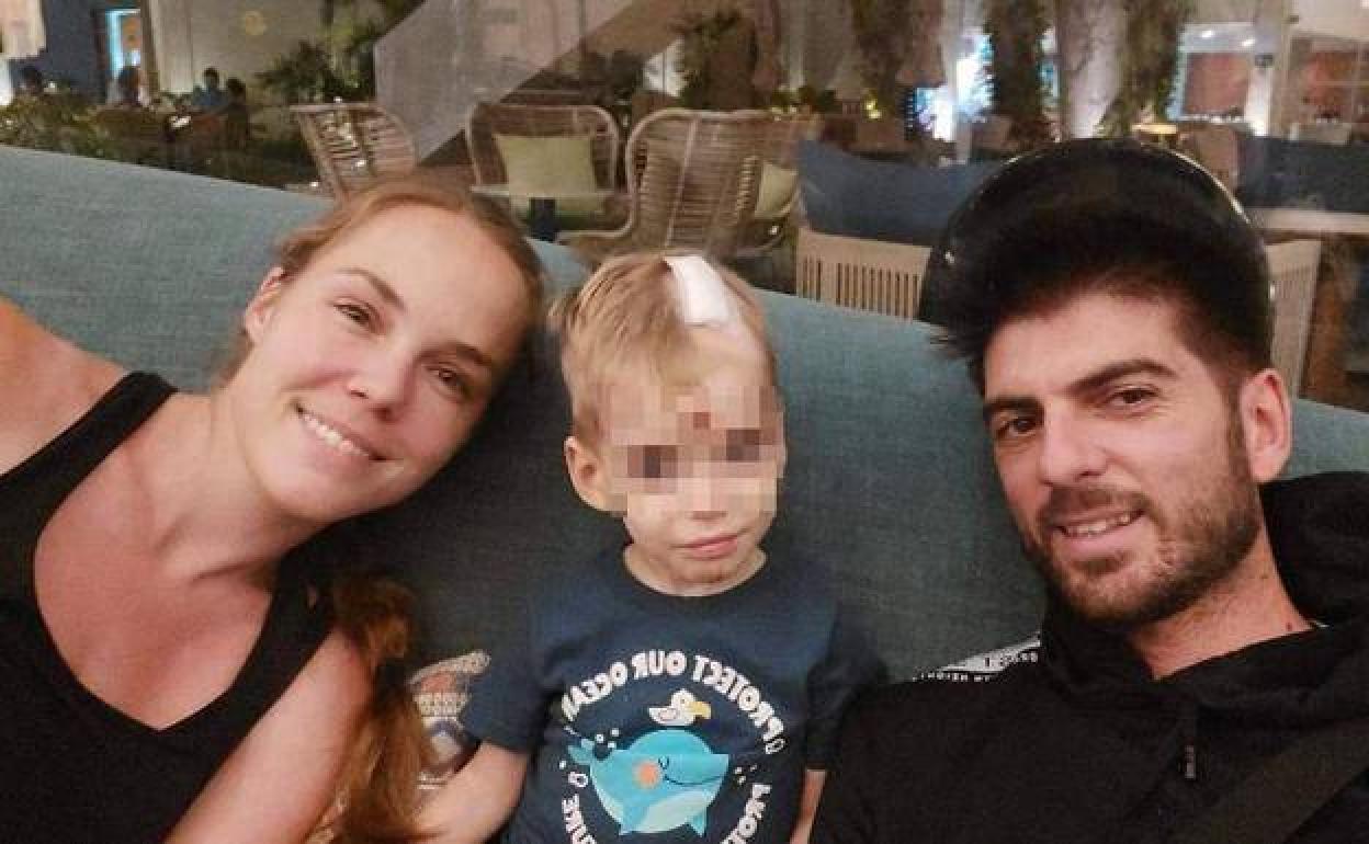 El pequeño Oliver, con sus padres Elena y Alejandro, en el hotel de Cancún en el que están alojados.