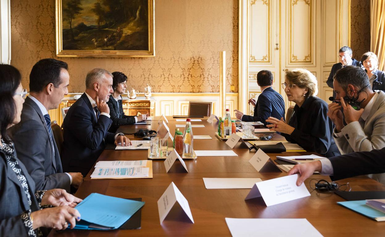 El lehendakari durante la reunión con la Secretaria General del Ministerio para Europa y Asuntos Exteriores francés, Anne-Marie Descôtes