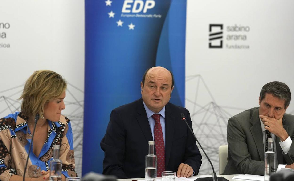 Andoni Ortuzar interviene en un seminario del Partido Demócrata Europeo, en Bilbao.