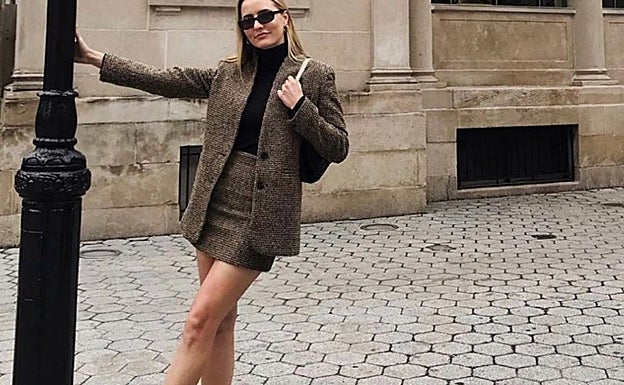 Traje de chaqueta con falda.