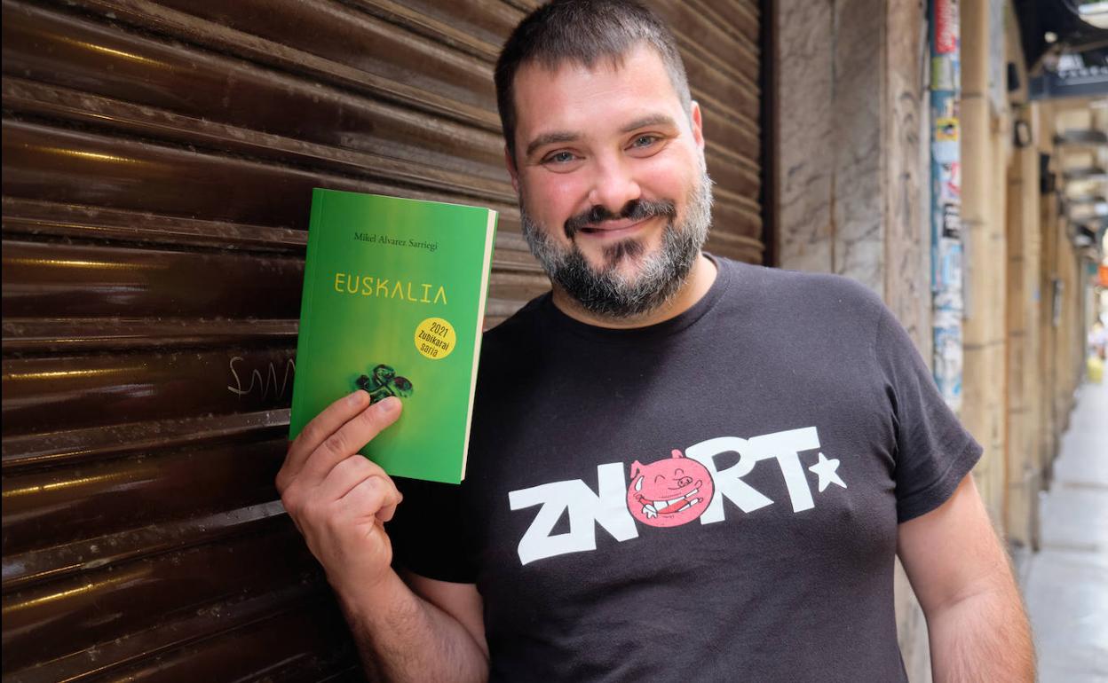 Batik bat ikus-entzunezkoan dabilen Mikel Alvarez Sarriegik hauxe du aurreneko literatura lana. 
