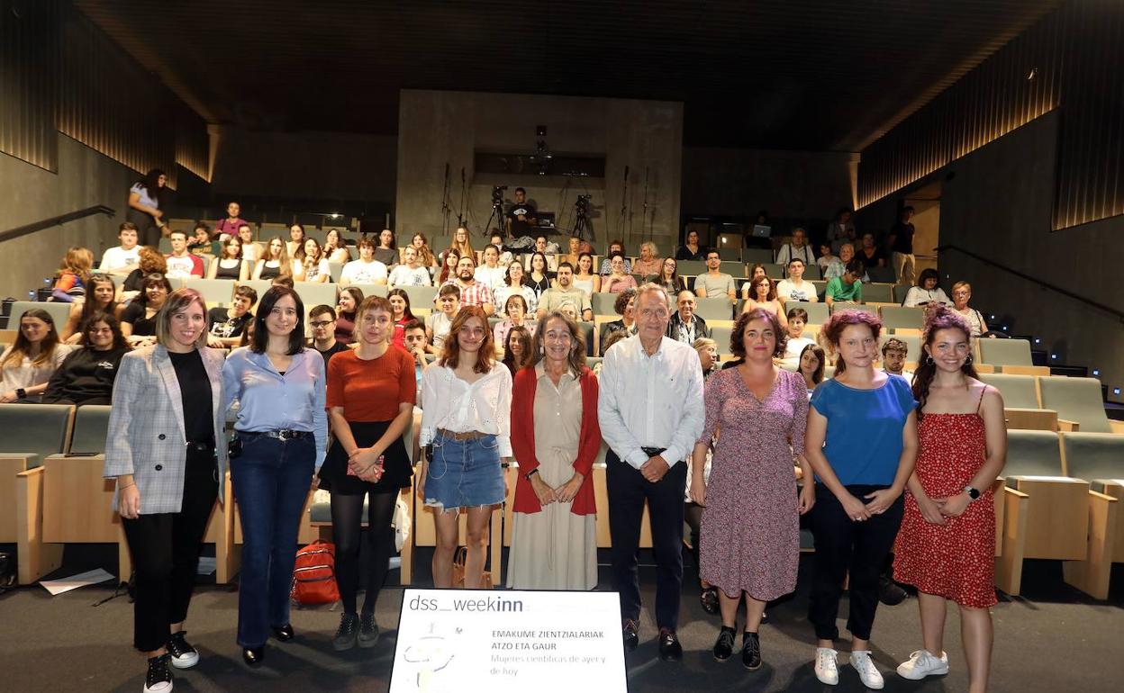 Las científicas que compartieron sus experiencias posan con Marisol Garmendia en el Aquarium ante un centenar de asistentes. 