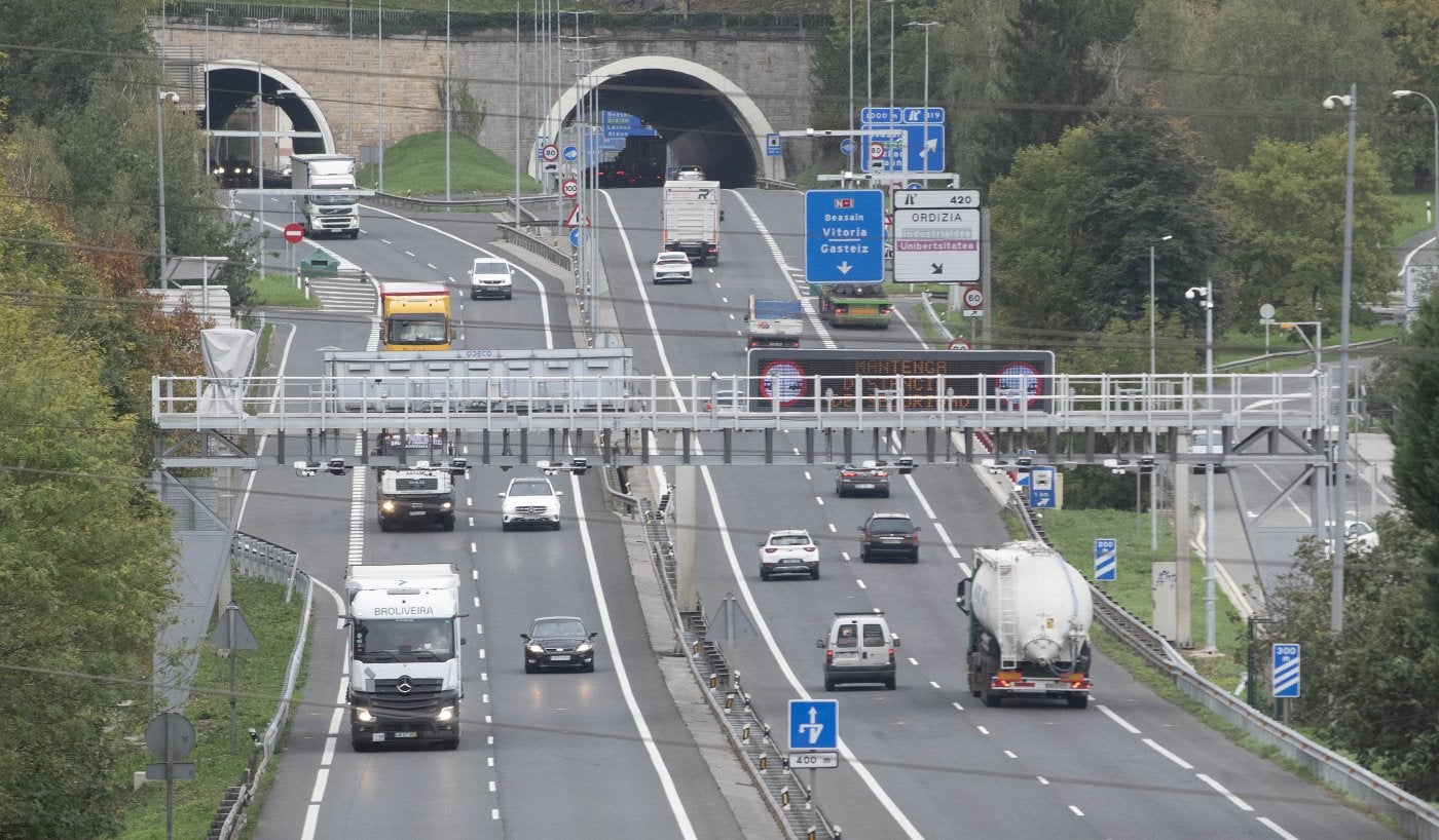 Varios vehículos pasan por debajo del pórtico para peajes instalado en la N-I a la altura de Ordizia. A partir de enero se encargará de cobrar el peaje a los camiones. 
