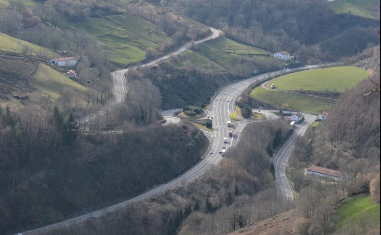 Subida de Belate hacia los túneles en la N-121-A. 