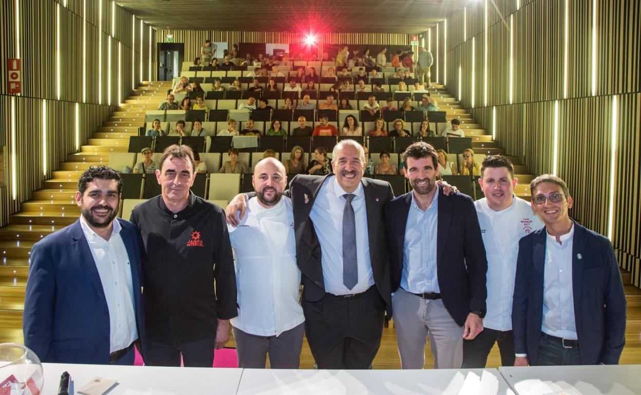 Diego Piñeiro, diputado de Turismo de Teruel; Isidro Escriche, cortador de jamón; Jesús Borao, chef de La Fondica; Manuel Rando López, presidente de la Diputación de Teruel; Jakes Agirrezabal, director comercial de El Diario Vasco; Eduardo Marco, chef de La Fondica; y Raúl Igual, sumiller. 