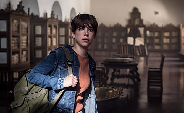 Imagen principal - Dos fotogramas de la serie y la portada del segundo libro.