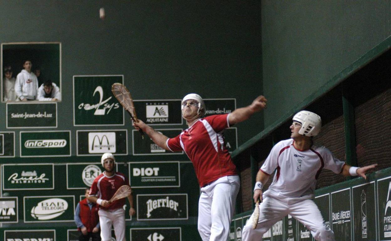 Joxi Lopetegi, en acción en un partido de trinquete. 