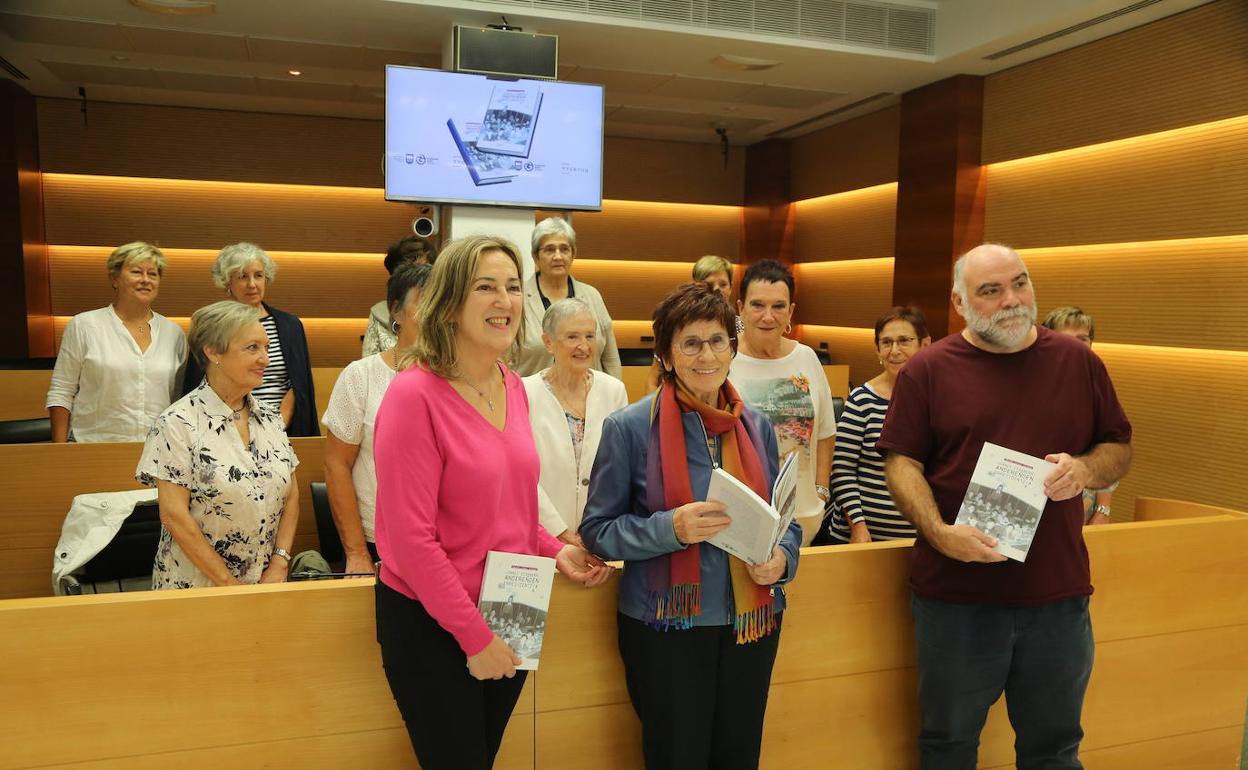 Erresidentziako ikasle izandako hainbat andereño ohi bertan zirela aurkeztu du liburua Pakita Arregik. Haren eskuinean, Garbiñe Mendizabal Foru Aldundiko Hizkuntza Berdintasunerako zuzendaria, eta ezkerrean Martin Anso, Txertoa argitaletxeko editorea.