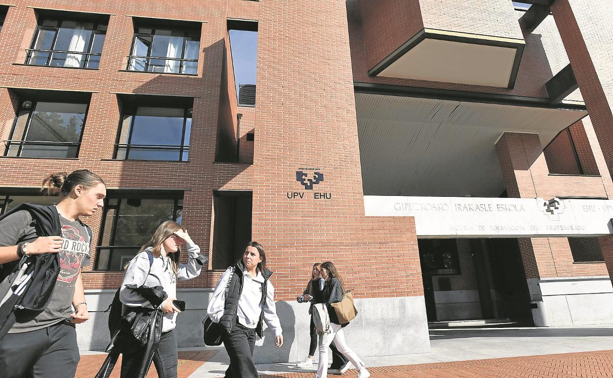Un grupo de estudiantes pasea por el campus de Donostia de la UPV. 