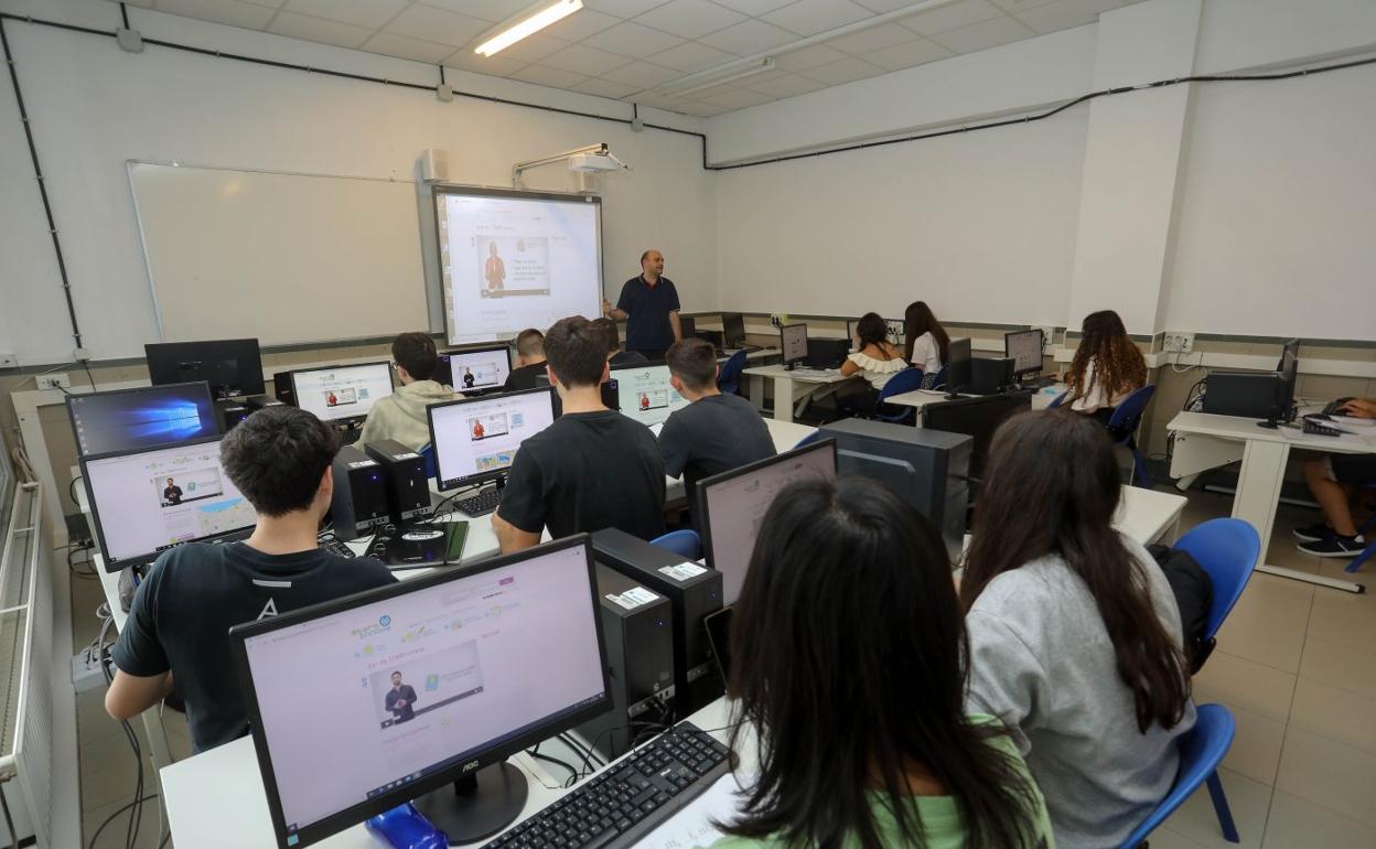 Los alumnos de IES Pio Baroja BHI de Irun prestan atención a su tutor con el contenido de STARTinnova en sus pantallas. 