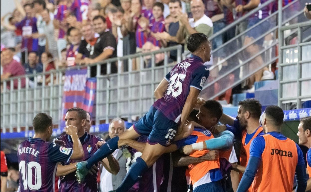 Los jugadores armeros celebrando uno de los goles marcados al Granada en Ipurua. 