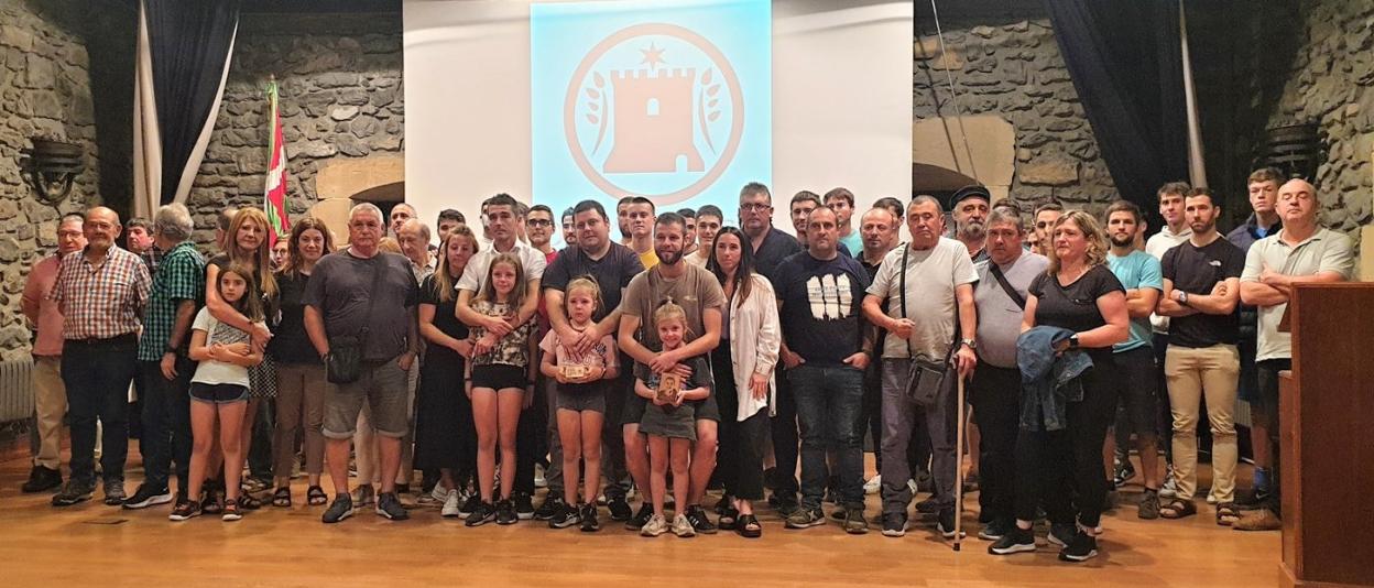 Familia argazkiarekin amaitu zen emozioz beteriko ekitaldia. 