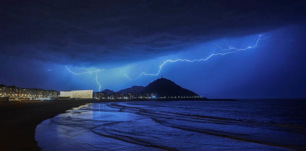 De Bizkaia llegaba la tormenta. Por la negra noche. Dribló las luces del Kursaal y estalló el rayo. 
