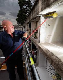 Imagen secundaria 2 - Día de Todos los Santos: Sepulturero, una profesión con la que nadie sueña de niño