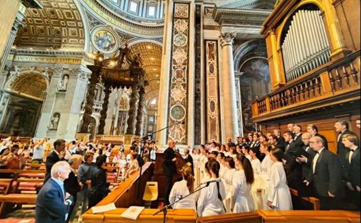 El Orfeón Donostiarra actuó este domingo desde un lateral del altar mayor de la Basílica de San Pedro.