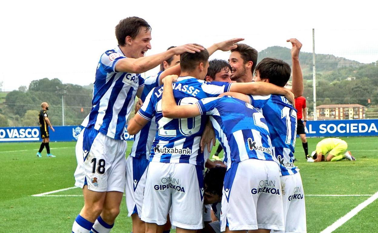 Los futbolistas del Sanse celebran abrazados uno de los goles ante el Baleares.
