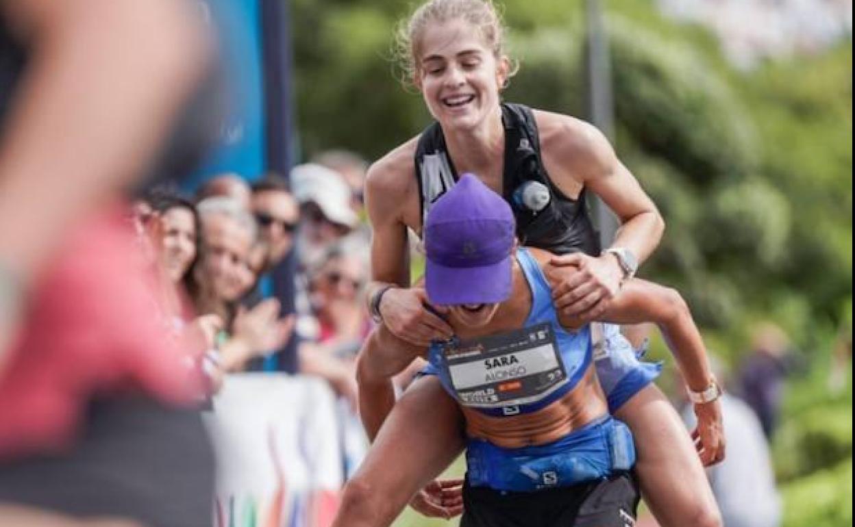 Sara Alonso y Malen Osa entran sonrientes en la meta de Madeira este domingo.