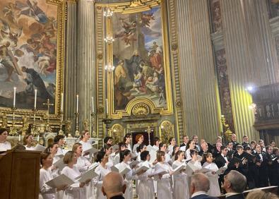 Imagen secundaria 1 - El Orfeón Donostiarra emociona en una cita «única e histórica» en el Vaticano