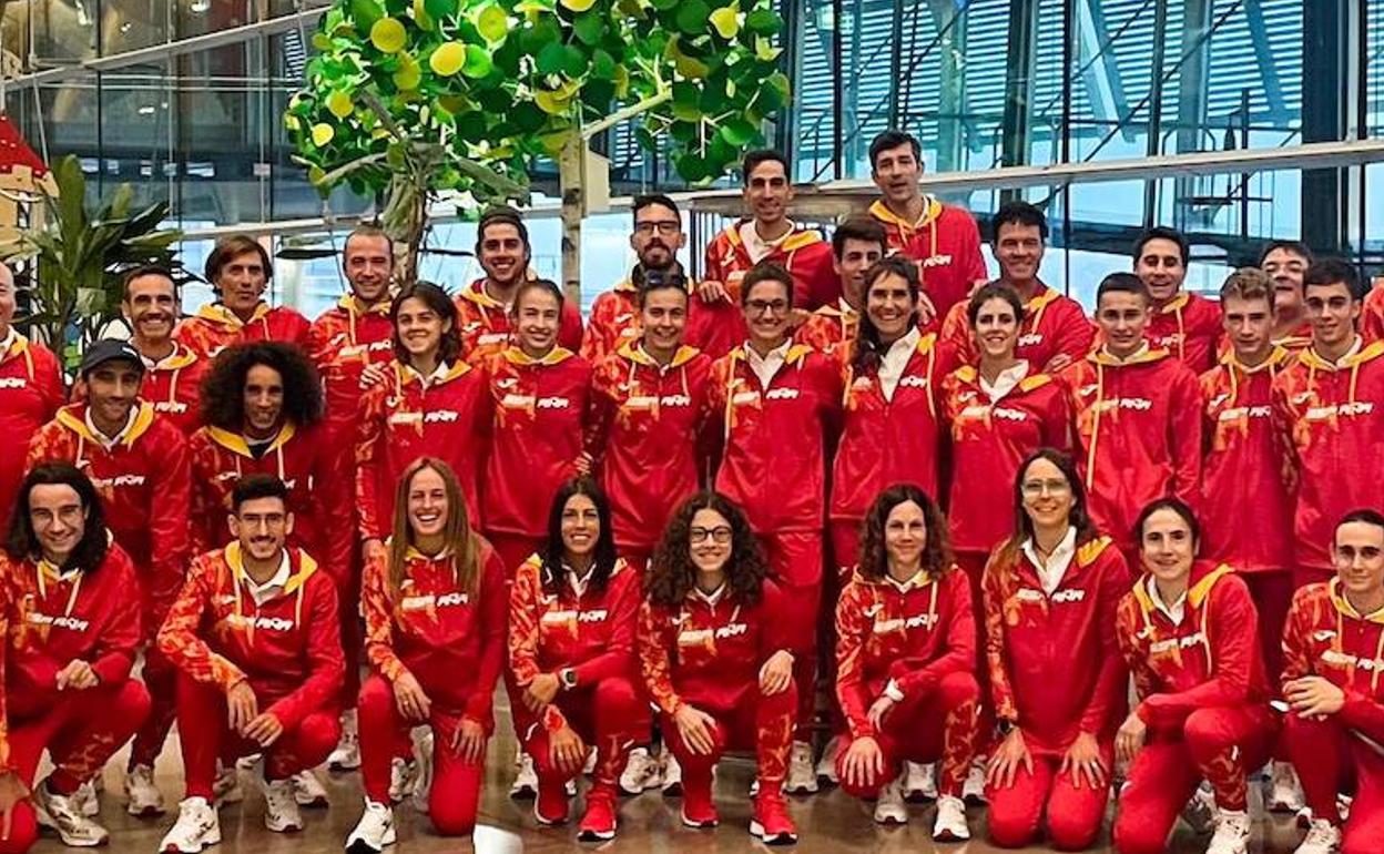 Egea y Maiora entre los miembros de la delegación española de camino a Tailandia. 