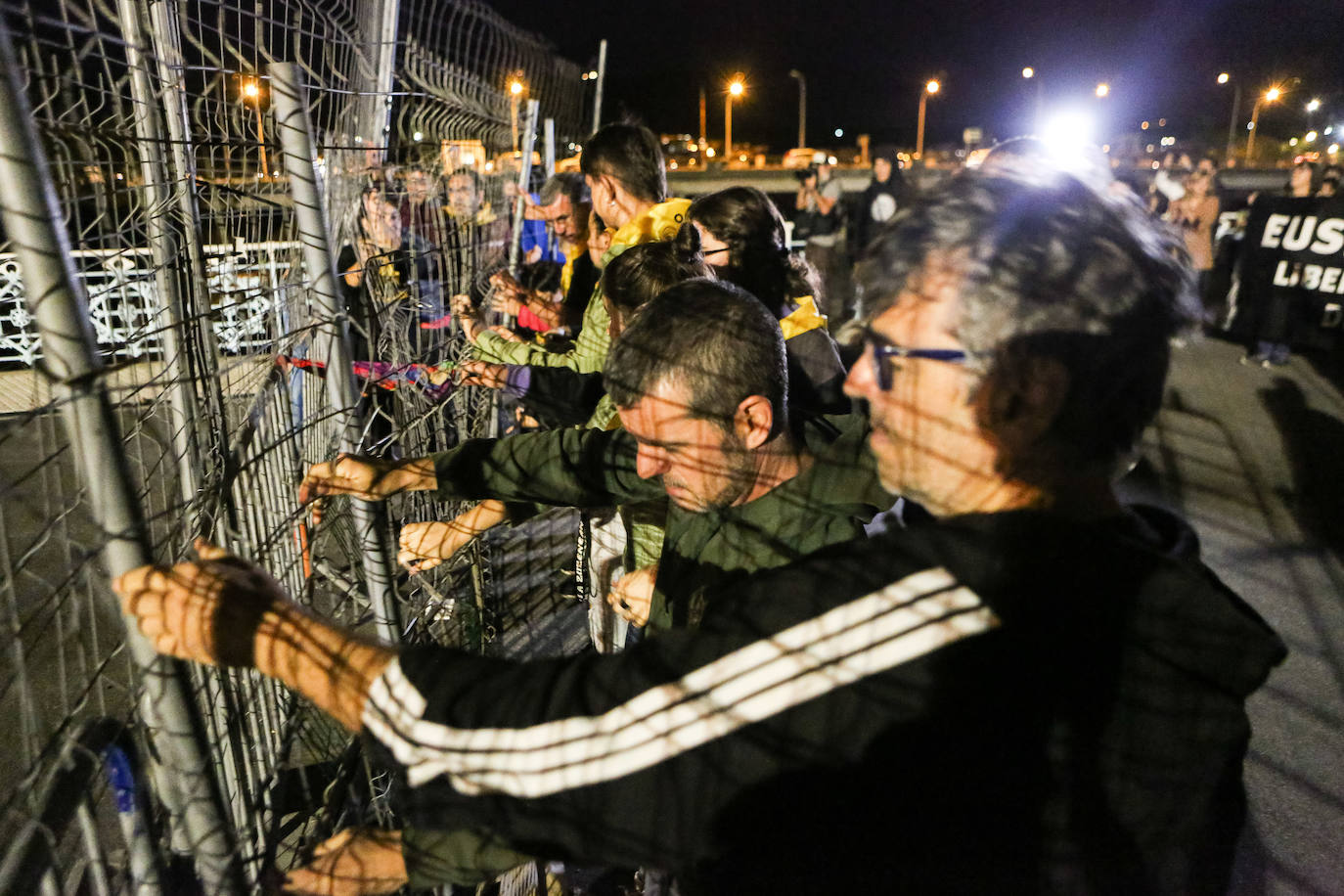 Fotos: Cientos de manifestantes retiran las vallas que impiden el paso entre Irun y Hendaia
