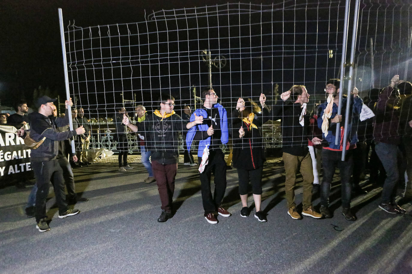 Fotos: Cientos de manifestantes retiran las vallas que impiden el paso entre Irun y Hendaia