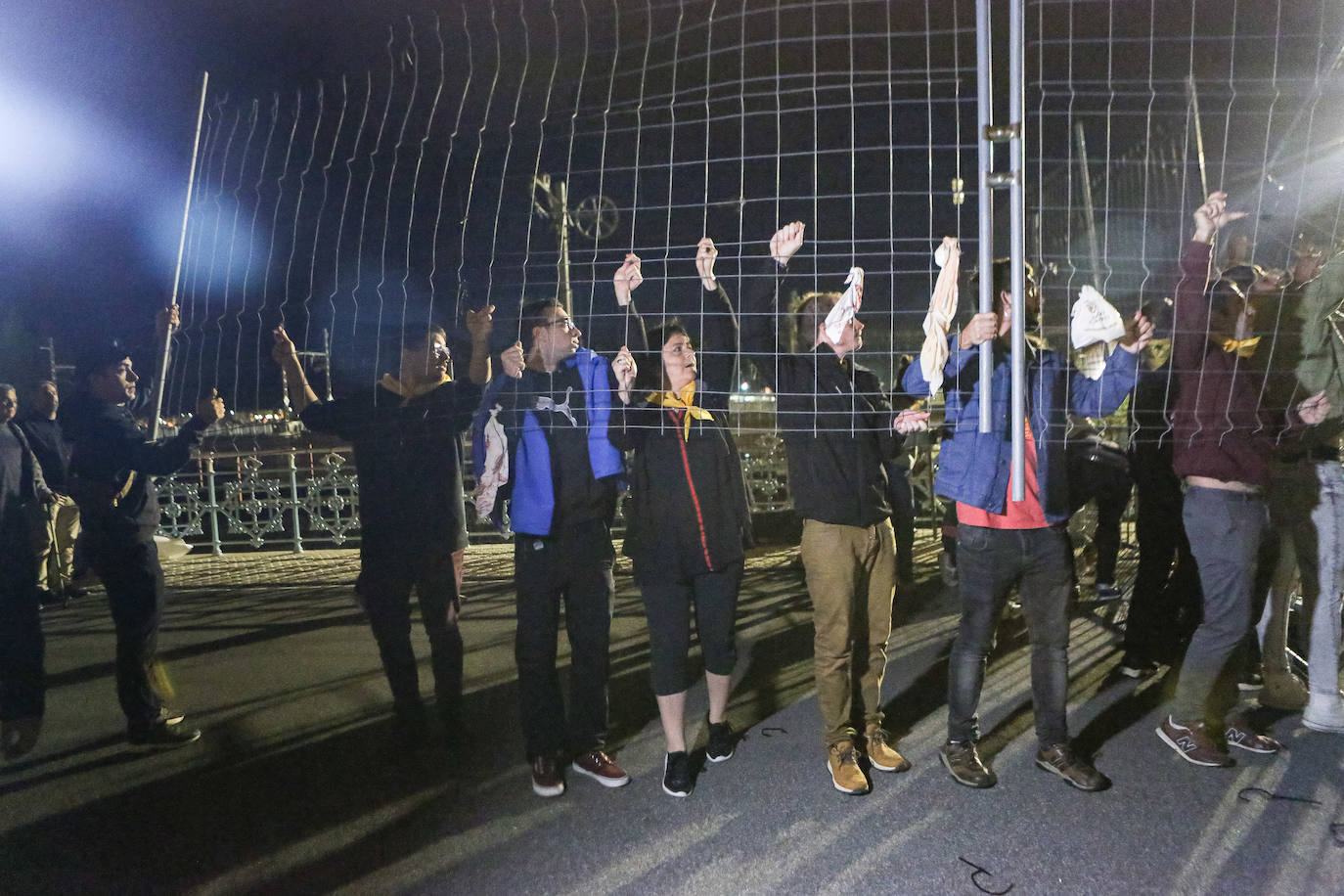 Fotos: Cientos de manifestantes retiran las vallas que impiden el paso entre Irun y Hendaia