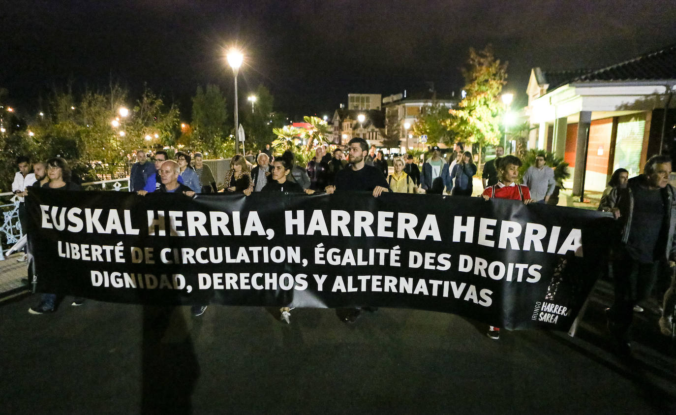 Fotos: Cientos de manifestantes retiran las vallas que impiden el paso entre Irun y Hendaia